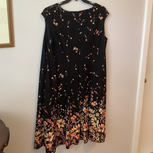 Laura Dresses & Skirts - Laura Plus Flower Dress 18